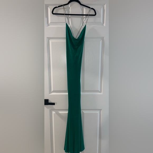 Pretty Little Thing maxi formal green dress. Size 4. Only worn once - Picture 4 of 8